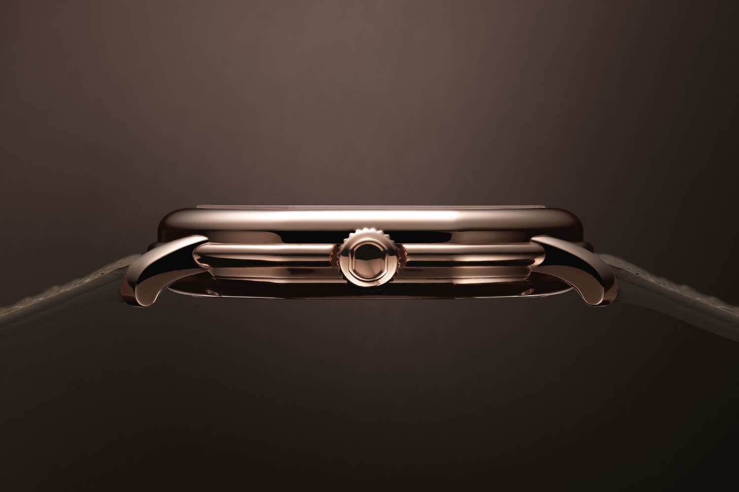 Side profile of the Extra Plat Rose Gold showing the stepped case band with its centred gadroon and the crown