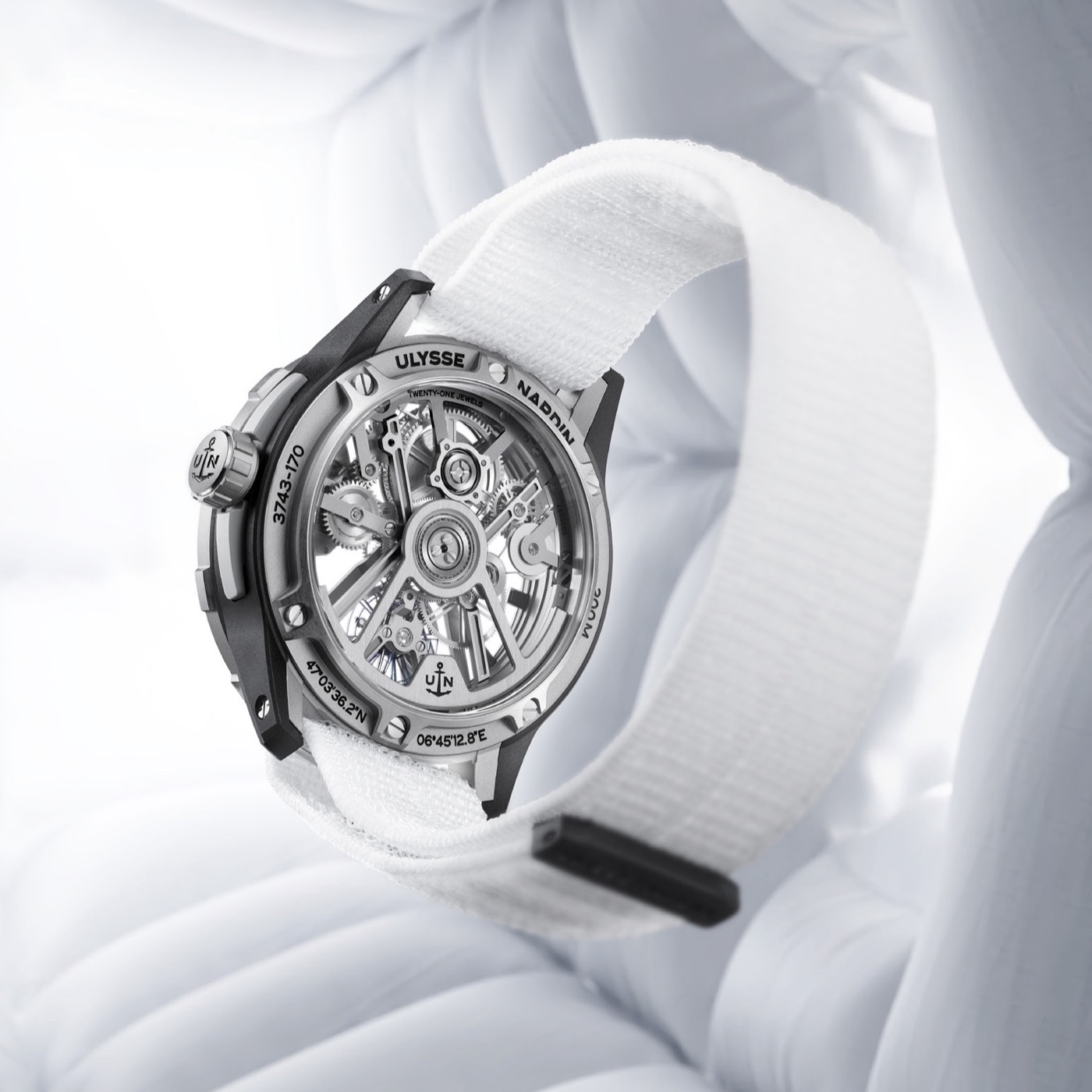 The Diver [AIR] turned over on its white strap: the UN-374 visible through the open caseback, the reference engraved around the ring